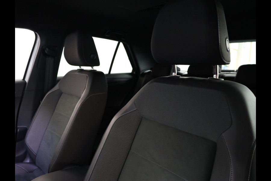 Volkswagen T-Roc 1.5 TSI R-Line 150 pk Automaat (DSG) | Navigatie | Parkeersensoren (Park assist) | Achteruitrijcamera | Matrix LED koplampen | Stoelverwarming | Black Style pakket | R-Line |