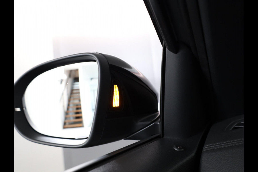 Volkswagen T-Roc 1.5 TSI R-Line 150 pk Automaat (DSG) | Navigatie | Parkeersensoren (Park assist) | Achteruitrijcamera | Matrix LED koplampen | Stoelverwarming | Black Style pakket | R-Line |