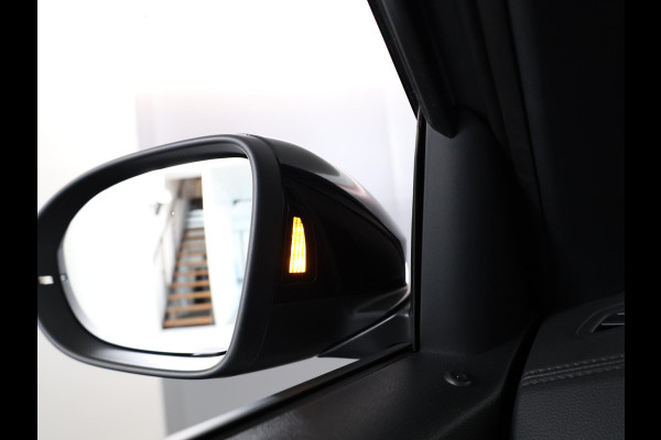 Volkswagen T-Roc 1.5 TSI R-Line 150 pk Automaat (DSG) | Navigatie | Parkeersensoren (Park assist) | Achteruitrijcamera | Matrix LED koplampen | Stoelverwarming | Black Style pakket | R-Line |
