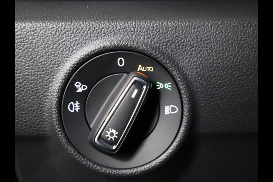Volkswagen T-Roc 1.5 TSI R-Line 150 pk Automaat (DSG) | Navigatie | Parkeersensoren (Park assist) | Achteruitrijcamera | Matrix LED koplampen | Stoelverwarming | Black Style pakket | R-Line |