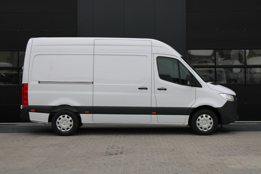 Mercedes-Benz Sprinter 317CDI L2H2 Pro - Mbux 10 - 3.5t Trekhaak - Betimmering - Camera - Carplay - Bind spot - Cruise - Smartphone integratie - Rijkla