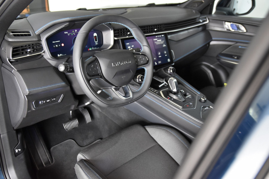 Lynk & Co 01 1.5 PHEV 261PK MY23 | 360 Camera | 7.4 kWh boordlader | Donkere hemel | S/K-panodak | Adapt. Cruise | Memory | Elek. klep | LM 20" | 1874