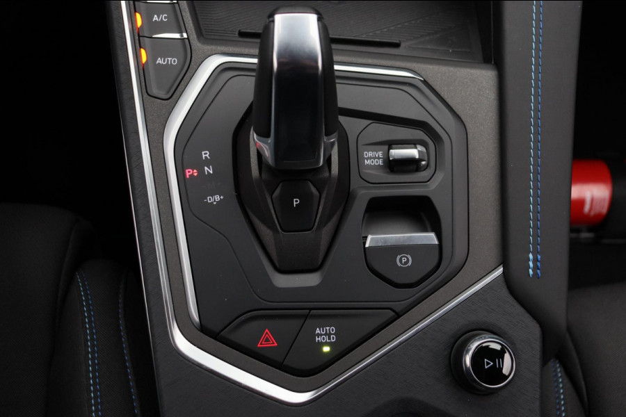 Lynk & Co 01 1.5 261PK Plug-in Hybrid Zwarte Hemel 360 Camera Pano/dak Apple/Carplay Adaptive/Cruise