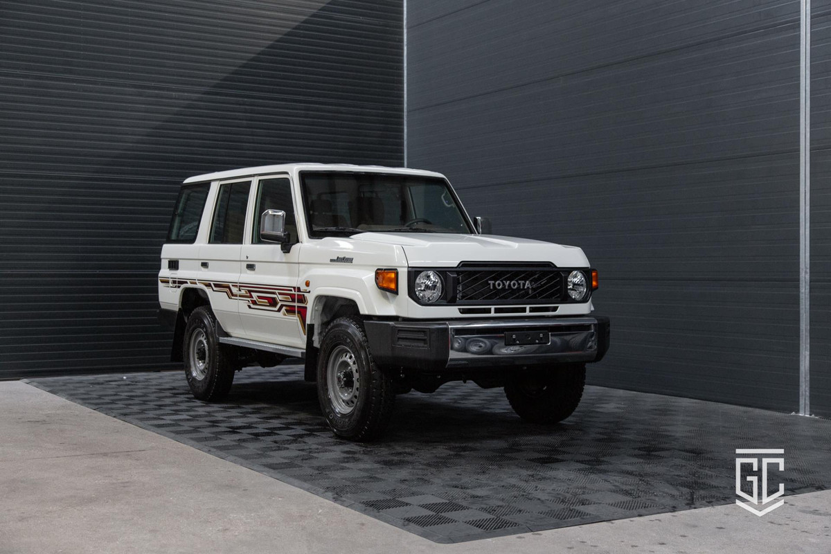 Toyota Land Cruiser GRJ76 E Toyota Land Cruiser GRJ76 E