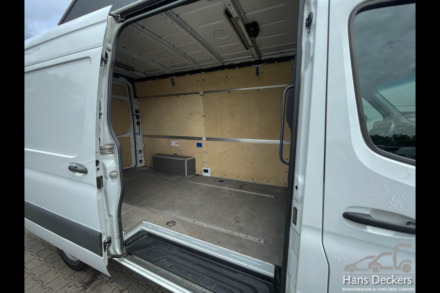 Mercedes-Benz Sprinter 317 L2H2 MBUX 170PK Airco Navigatie Trekhaak Camera Parkeersensoren BPM Vrij