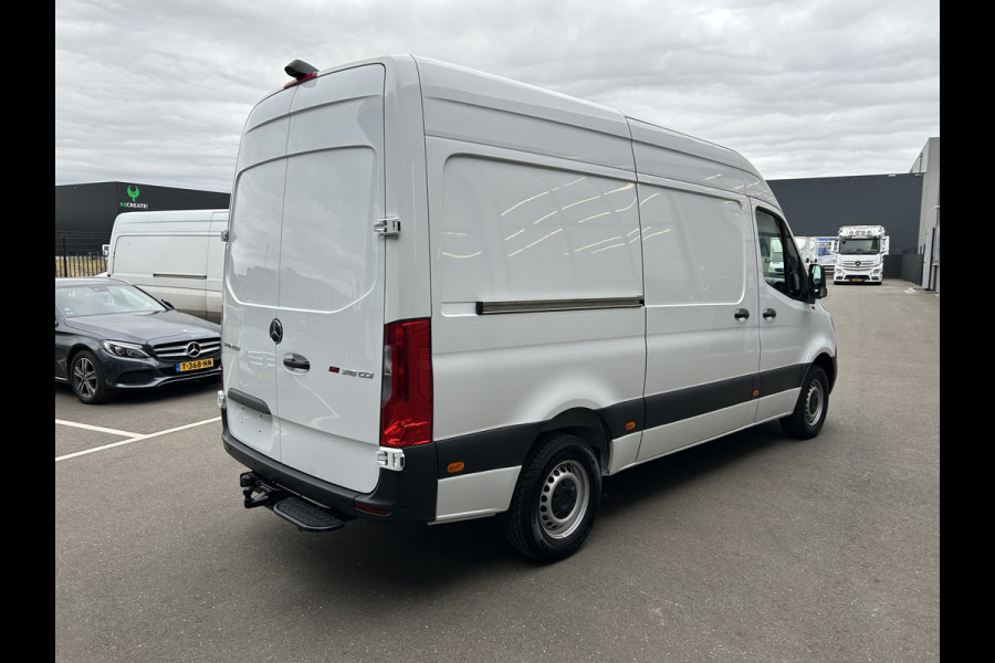 Mercedes-Benz Sprinter 316 CDI L2 H2 3500KG Trekhaak / MBUX / Camera / Navigatie / Parkeersensoren / Airco / 270 Graden achterdeuren