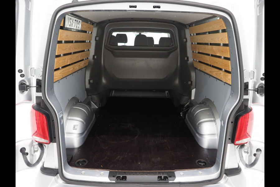 Volkswagen Transporter 2.0 TDI 150PK DC Dubbele Cabine R-Line L2H1 6-Zits | Sidebars | Splitter | Airco | Carplay | Trekhaak
