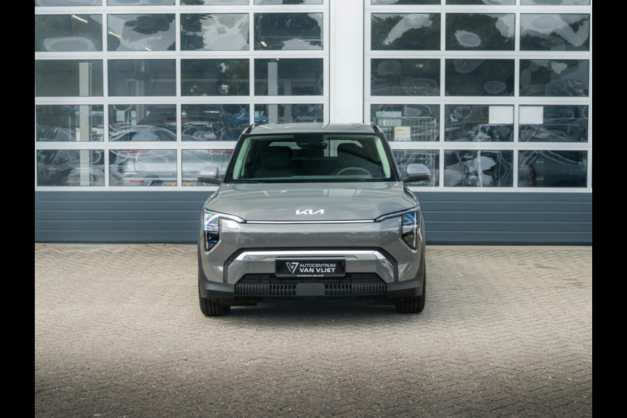 Kia EV3 Plus 58.3 kWh | Uit voorraad leverbaar | Navi | 17" | Adapt. Cruise | Clima | PDC | Dakrails | Stoel&Stuurverw. | Priv Glass | BSM | Private Lease € 516,- Actie !