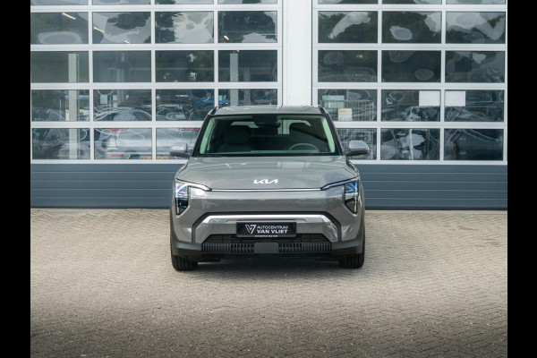 Kia EV3 Plus 58.3 kWh | Uit voorraad leverbaar | Navi | 17" | Adapt. Cruise | Clima | PDC | Dakrails | Stoel&Stuurverw. | Priv Glass | BSM | Private Lease € 516,- Actie !