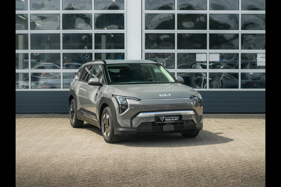Kia EV3 Plus 58.3 kWh | Uit voorraad leverbaar | Navi | 17" | Adapt. Cruise | Clima | PDC | Dakrails | Stoel&Stuurverw. | Priv Glass | BSM | Private Lease € 516,- Actie !