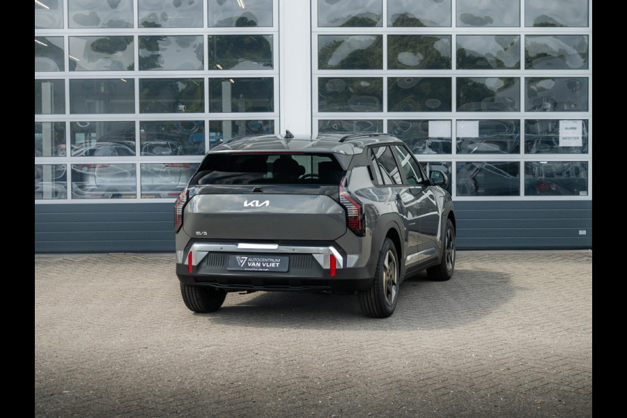 Kia EV3 Plus 58.3 kWh | Uit voorraad leverbaar | Navi | 17" | Adapt. Cruise | Clima | PDC | Dakrails | Stoel&Stuurverw. | Priv Glass | BSM | Private Lease € 516,- Actie !