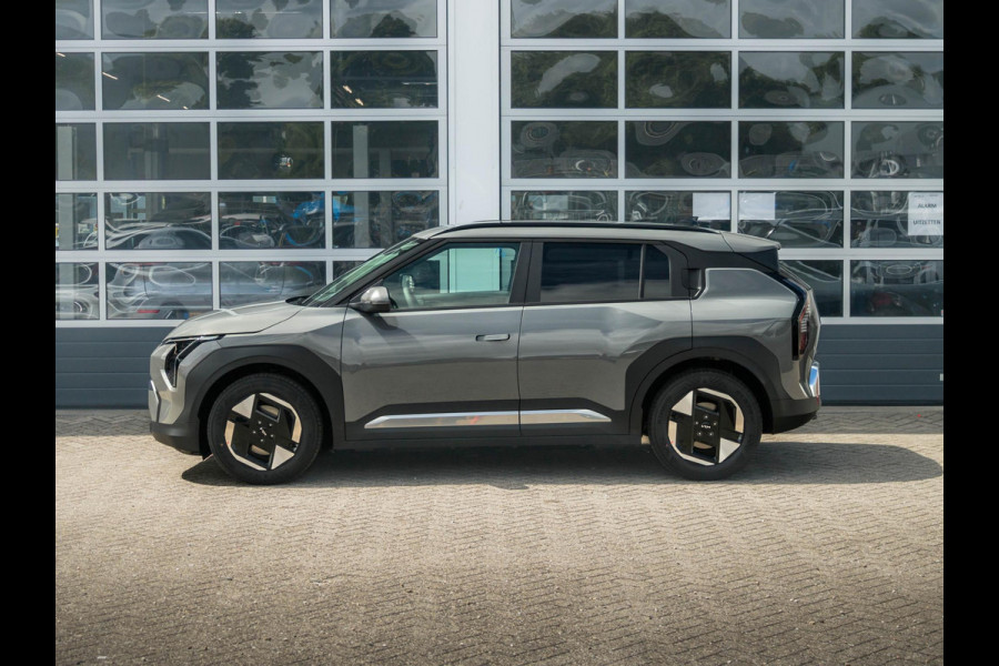 Kia EV3 Plus 58.3 kWh | Uit voorraad leverbaar | Navi | 17" | Adapt. Cruise | Clima | PDC | Dakrails | Stoel&Stuurverw. | Priv Glass | BSM | Private Lease € 516,- Actie !