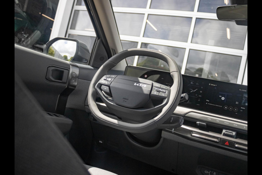 Kia EV3 Plus 58.3 kWh | Uit voorraad leverbaar | Navi | 17" | Adapt. Cruise | Clima | PDC | Dakrails | Stoel&Stuurverw. | Priv Glass | BSM | Private Lease € 516,- Actie !