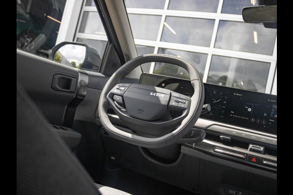 Kia EV3 Plus 58.3 kWh | Uit voorraad leverbaar | Navi | 17" | Adapt. Cruise | Clima | PDC | Dakrails | Stoel&Stuurverw. | Priv Glass | BSM | Private Lease € 516,- Actie !