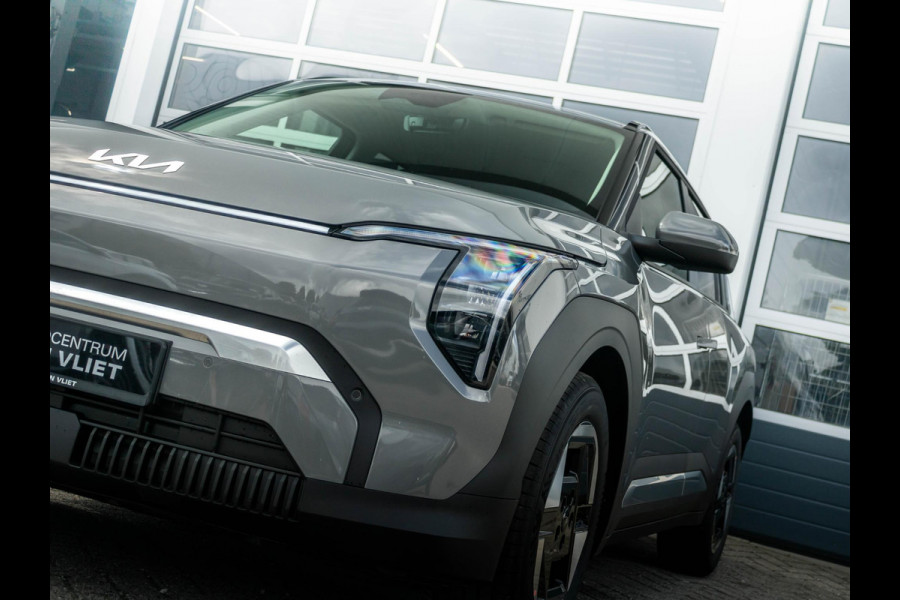 Kia EV3 Plus 58.3 kWh | Uit voorraad leverbaar | Navi | 17" | Adapt. Cruise | Clima | PDC | Dakrails | Stoel&Stuurverw. | Priv Glass | BSM | Private Lease € 516,- Actie !