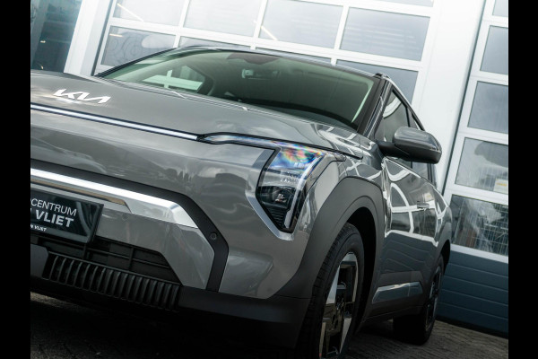 Kia EV3 Plus 58.3 kWh | Uit voorraad leverbaar | Navi | 17" | Adapt. Cruise | Clima | PDC | Dakrails | Stoel&Stuurverw. | Priv Glass | BSM | Private Lease € 516,- Actie !