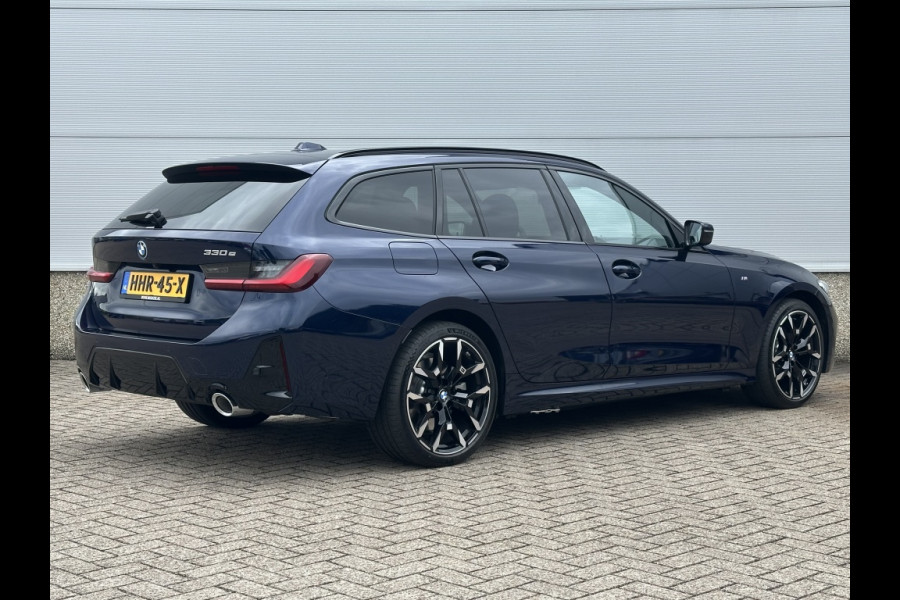 BMW 3 Serie Touring 330e M-SPORT! PANODAK! 19INCH! HARMAN KARDON! ADAPTIVE LED! CURV