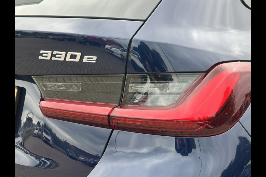 BMW 3 Serie Touring 330e M-SPORT! PANODAK! 19INCH! HARMAN KARDON! ADAPTIVE LED! CURV