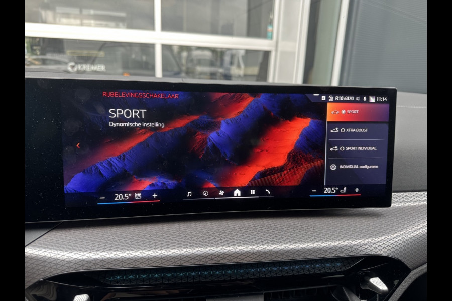 BMW 3 Serie Touring 330e M-SPORT! PANODAK! 19INCH! HARMAN KARDON! ADAPTIVE LED! CURV