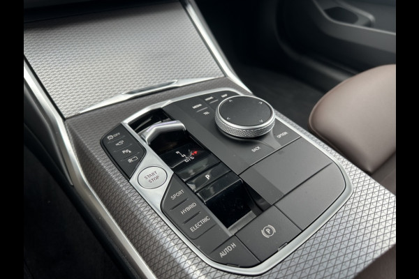 BMW 3 Serie Touring 330e M-SPORT! PANODAK! 19INCH! HARMAN KARDON! ADAPTIVE LED! CURV