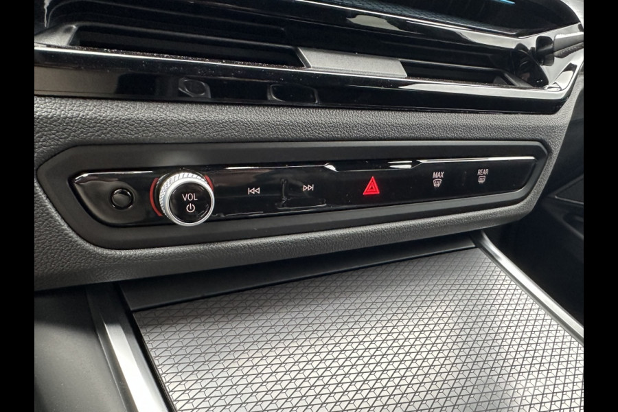 BMW 3 Serie Touring 330e M-SPORT! PANODAK! 19INCH! HARMAN KARDON! ADAPTIVE LED! CURV
