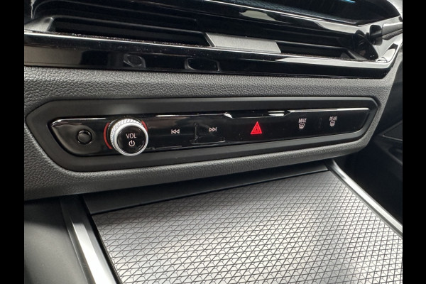 BMW 3 Serie Touring 330e M-SPORT! PANODAK! 19INCH! HARMAN KARDON! ADAPTIVE LED! CURV
