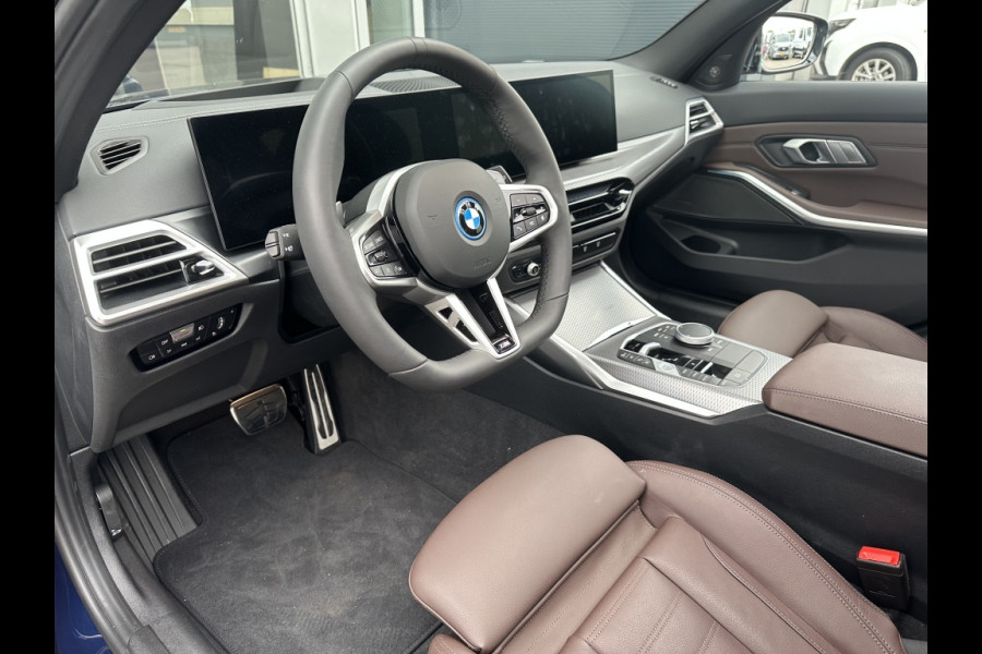 BMW 3 Serie Touring 330e M-SPORT! PANODAK! 19INCH! HARMAN KARDON! ADAPTIVE LED! CURV