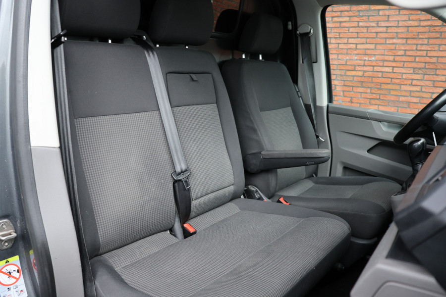 Volkswagen Transporter 2.0 TDI L2H1 150 PK BULLI | LED Koplampen | ACC | Camera | CarPlay | Trekhaak | 3-Zitter | Marge | BTW & BPM Vrij | Dealer onderhouden | Nieuwe distributieriem