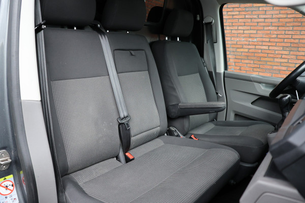 Volkswagen Transporter 2.0 TDI L2H1 150 PK BULLI | LED Koplampen | ACC | Camera | CarPlay | Trekhaak | 3-Zitter | Marge | BTW & BPM Vrij | Dealer onderhouden | Nieuwe distributieriem