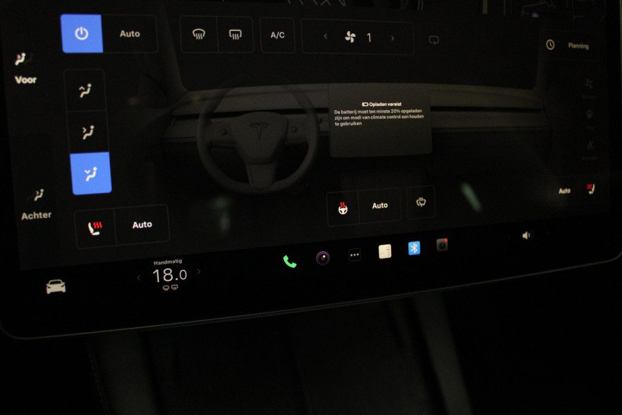 Tesla Model 3 RWD Autopilot ACC Stuurverwarm. PDC Leer Navi Panoramadak 360° Elektr. achterklep Stoelverwarming voor & achter Climate voor & achter LM velgen BTW auto! Nieuw!