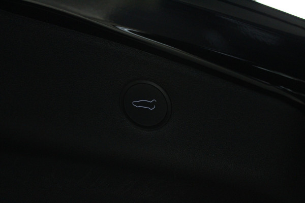 Tesla Model 3 RWD Autopilot ACC Stuurverwarm. PDC Leer Navi Panoramadak 360° Elektr. achterklep Stoelverwarming voor & achter Climate voor & achter LM velgen BTW auto! Nieuw!
