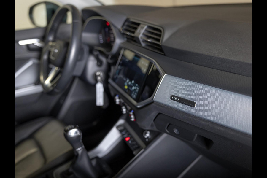 Audi Q3 35 TFSI Pro Line business / 150pk / Apple Carplay / Matrix / Side Assist
