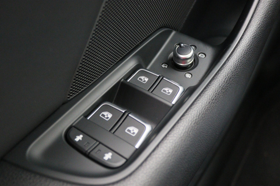 Audi A3 Sportback 35 TFSI CoD Advance Sport Automaat S Line, Panoramadak, Leer, Apple Carplay, Camera, LED
