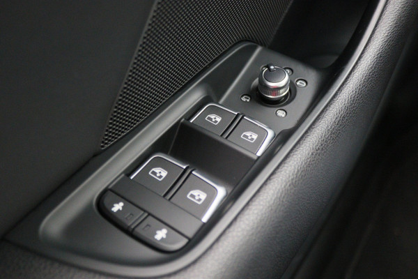 Audi A3 Sportback 35 TFSI CoD Advance Sport Automaat S Line, Panoramadak, Leer, Apple Carplay, Camera, LED