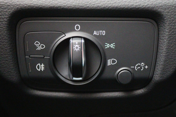 Audi A3 Sportback 35 TFSI CoD Advance Sport Automaat S Line, Panoramadak, Leer, Apple Carplay, Camera, LED