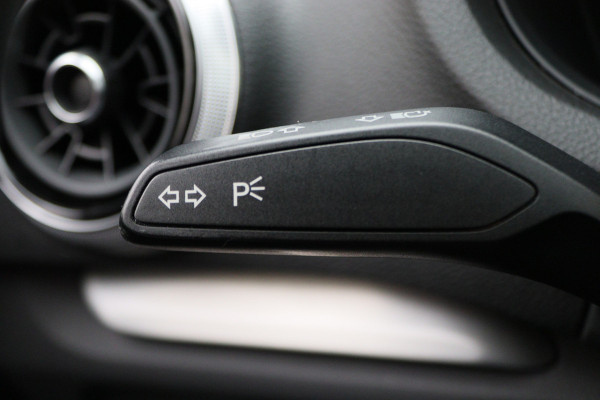 Audi A3 Sportback 35 TFSI CoD Advance Sport Automaat S Line, Panoramadak, Leer, Apple Carplay, Camera, LED