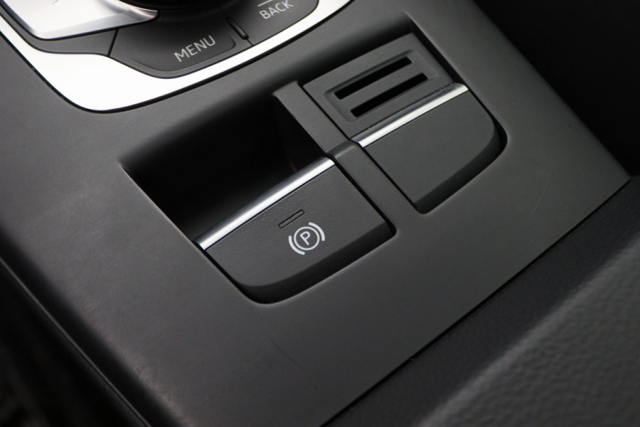 Audi A3 Sportback 35 TFSI CoD Advance Sport Automaat S Line, Panoramadak, Leer, Apple Carplay, Camera, LED