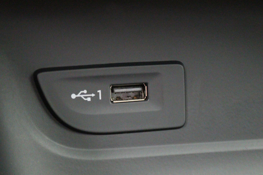 Audi A3 Sportback 35 TFSI CoD Advance Sport Automaat S Line, Panoramadak, Leer, Apple Carplay, Camera, LED
