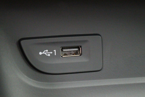 Audi A3 Sportback 35 TFSI CoD Advance Sport Automaat S Line, Panoramadak, Leer, Apple Carplay, Camera, LED