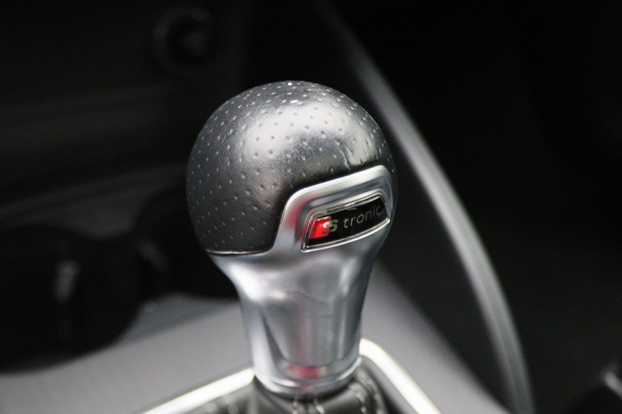 Audi A3 Sportback 35 TFSI CoD Advance Sport Automaat S Line, Panoramadak, Leer, Apple Carplay, Camera, LED