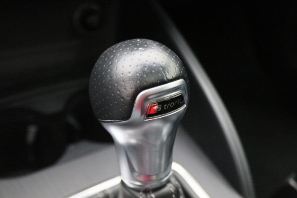Audi A3 Sportback 35 TFSI CoD Advance Sport Automaat S Line, Panoramadak, Leer, Apple Carplay, Camera, LED
