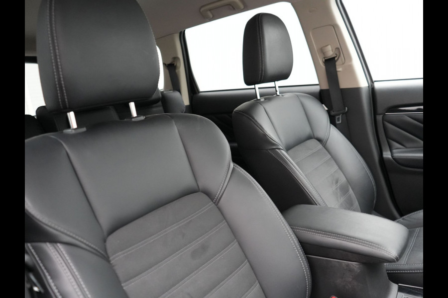 Mitsubishi Outlander 2.4 Intense Plug In Hybrid 225pk Dealer O.H PHEV | Alcantara Sportstoelen Verwarmd | Keyless | Navi Full Map | Camera | Apple Carplay | PDC V + A |