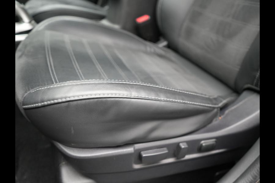 Mitsubishi Outlander 2.4 Intense Plug In Hybrid 225pk Dealer O.H PHEV | Alcantara Sportstoelen Verwarmd | Keyless | Navi Full Map | Camera | Apple Carplay | PDC V + A |
