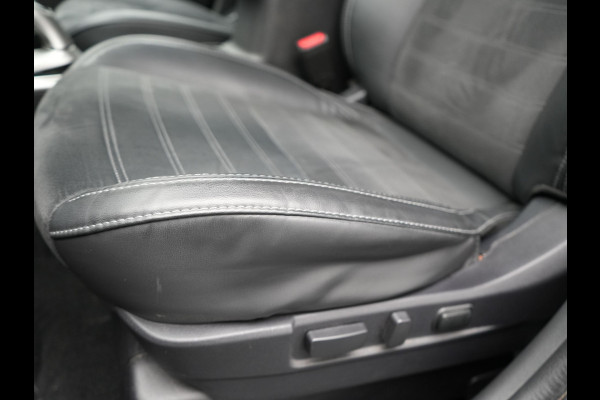 Mitsubishi Outlander 2.4 Intense Plug In Hybrid 225pk Dealer O.H PHEV | Alcantara Sportstoelen Verwarmd | Keyless | Navi Full Map | Camera | Apple Carplay | PDC V + A |