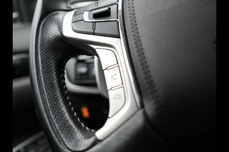 Mitsubishi Outlander 2.4 Intense Plug In Hybrid 225pk Dealer O.H PHEV | Alcantara Sportstoelen Verwarmd | Keyless | Navi Full Map | Camera | Apple Carplay | PDC V + A |