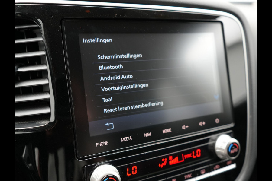 Mitsubishi Outlander 2.4 Intense Plug In Hybrid 225pk Dealer O.H PHEV | Alcantara Sportstoelen Verwarmd | Keyless | Navi Full Map | Camera | Apple Carplay | PDC V + A |