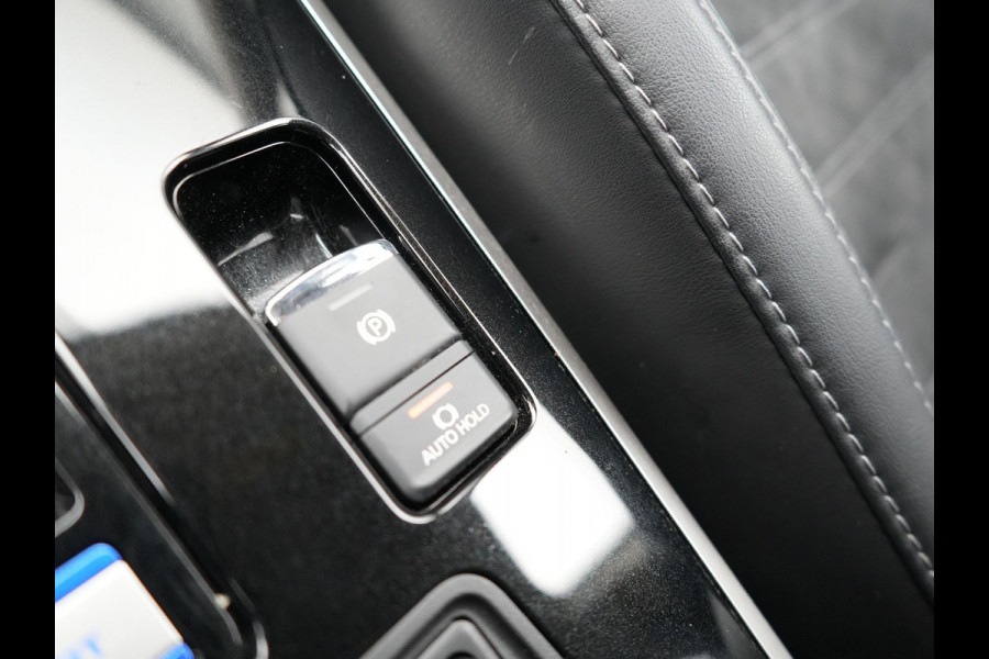 Mitsubishi Outlander 2.4 Intense Plug In Hybrid 225pk Dealer O.H PHEV | Alcantara Sportstoelen Verwarmd | Keyless | Navi Full Map | Camera | Apple Carplay | PDC V + A |