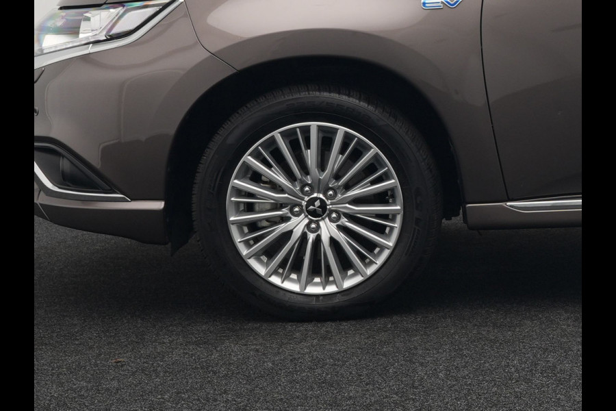 Mitsubishi Outlander 2.4 Intense Plug In Hybrid 225pk Dealer O.H PHEV | Alcantara Sportstoelen Verwarmd | Keyless | Navi Full Map | Camera | Apple Carplay | PDC V + A |