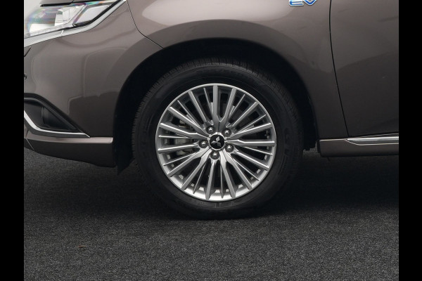 Mitsubishi Outlander 2.4 Intense Plug In Hybrid 225pk Dealer O.H PHEV | Alcantara Sportstoelen Verwarmd | Keyless | Navi Full Map | Camera | Apple Carplay | PDC V + A |