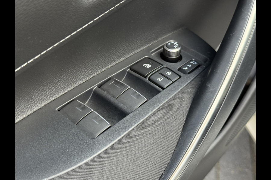 Toyota Corolla 2.0 Hybrid First Edition | Stoel + Stuurverwarming, 17 inch, Keyless, Privacy glass, Apple CarPlay/Android Auto